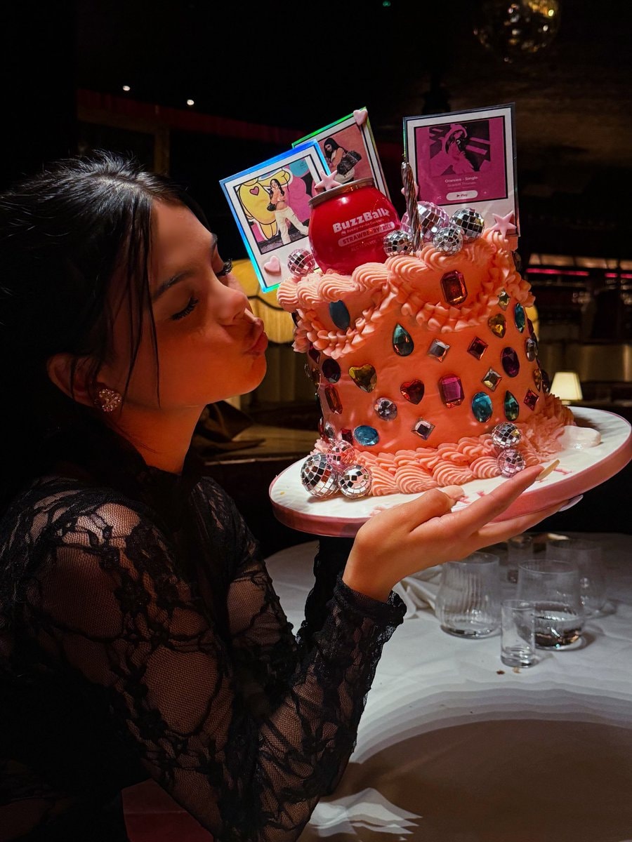 Scarlett Thomas cake moment (photo 2 of 3)