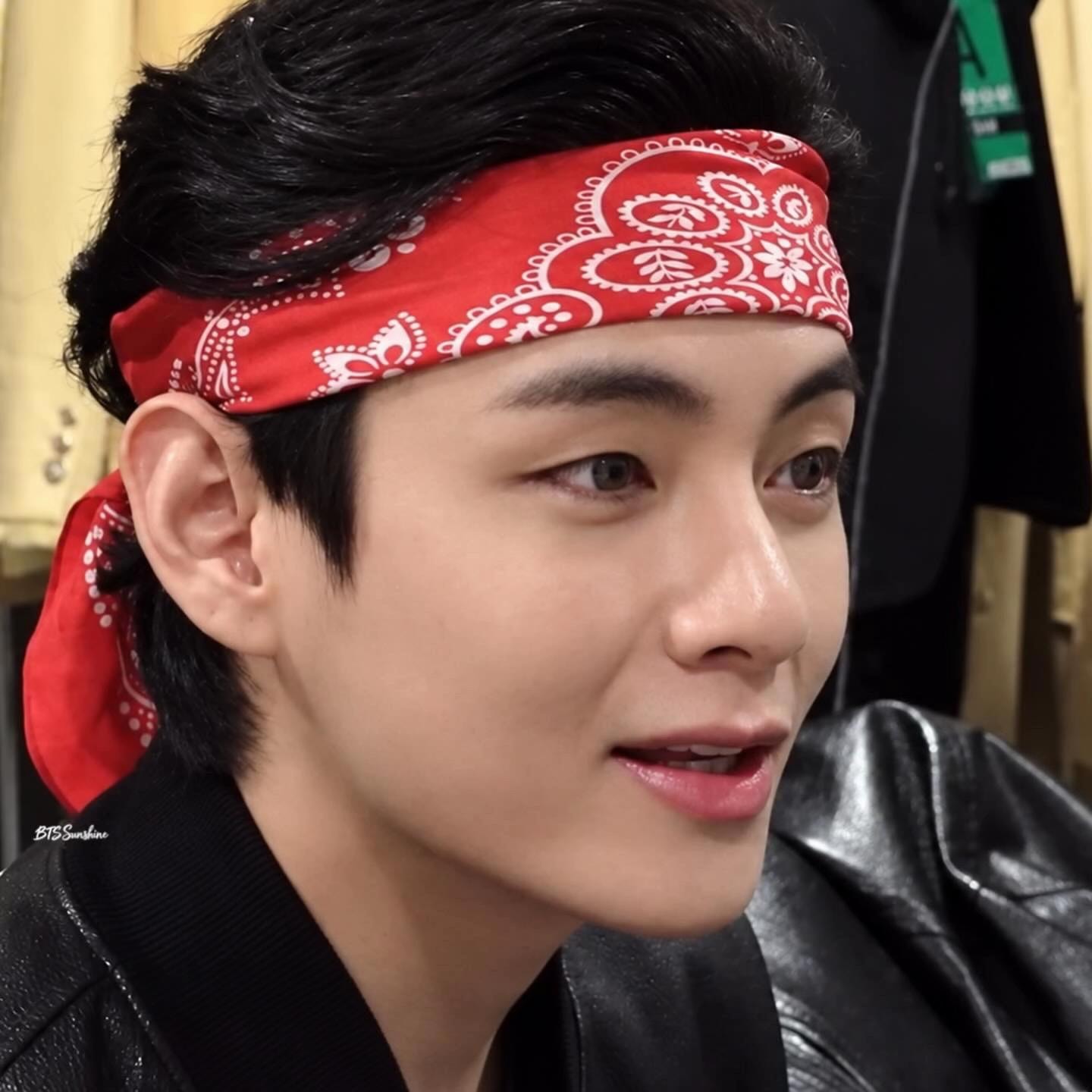 Taehyung in leather jacket (photo 2 of 3)