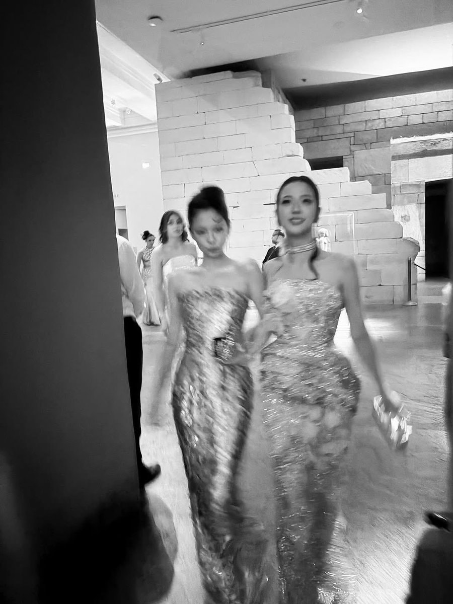 BLACKPINK members in Met Gala photo (photo 3 of 4)