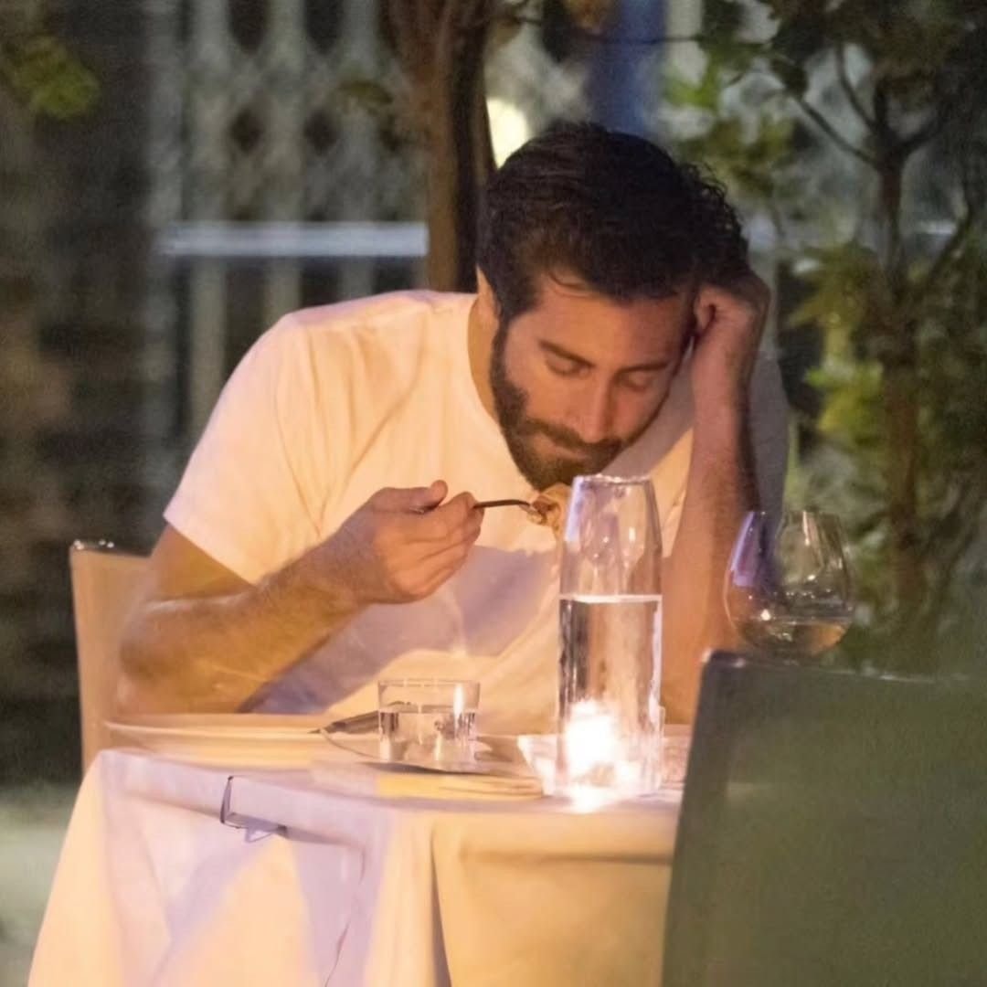 Jake Gyllenhaal eating alone (photo 1 of 2)
