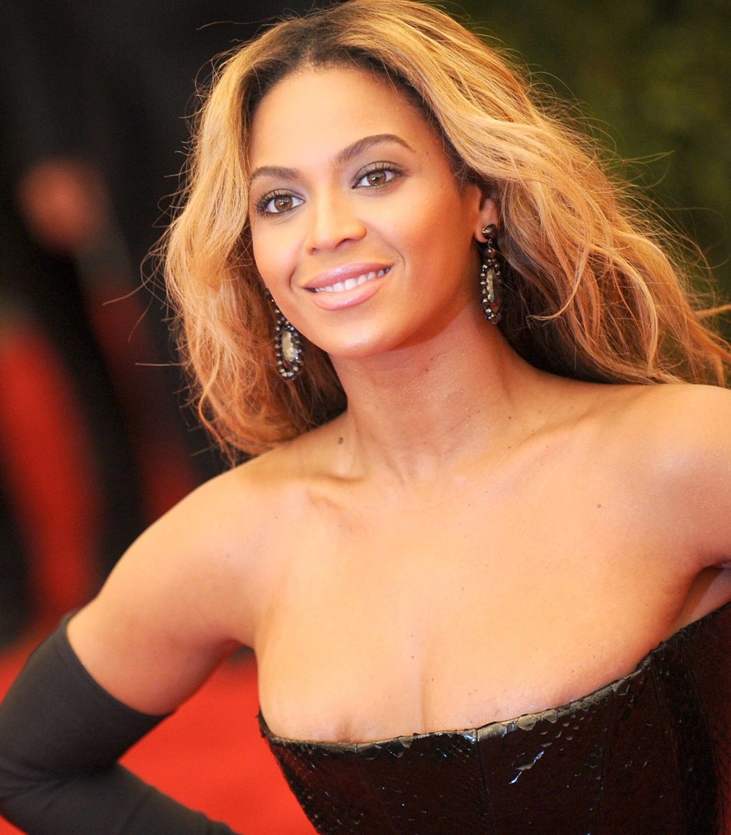 Beyonce empty wooden box (photo 2 of 2)