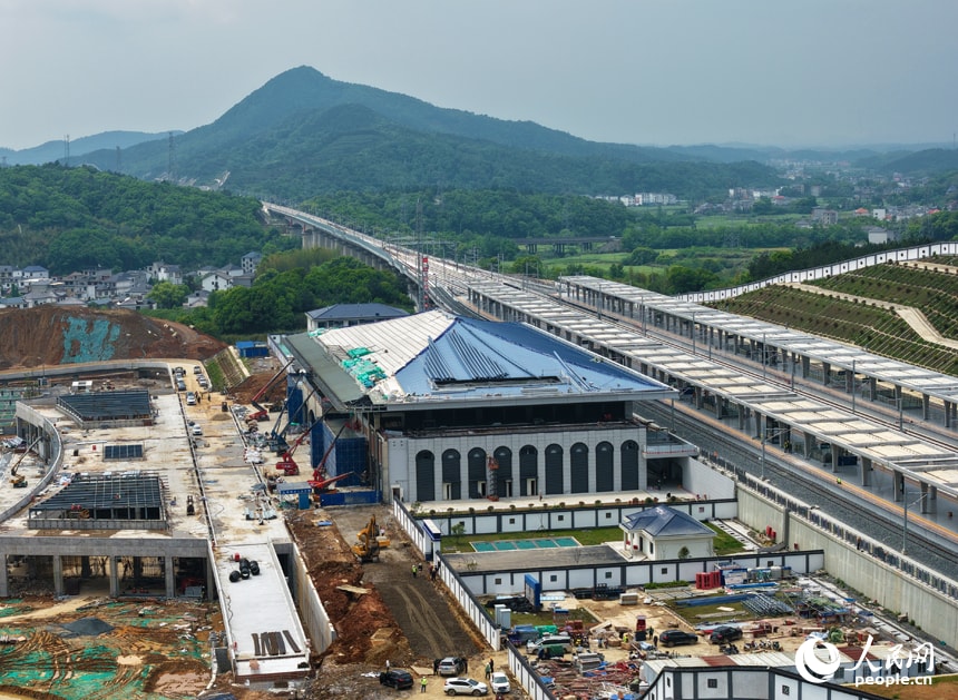 Lushan South Station under construction with blended design (photo 2 of 4)
