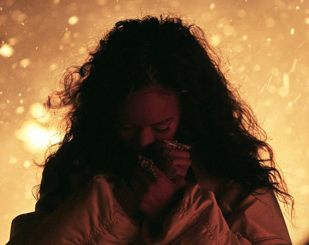 Rihanna four years anniversary moment (photo 4 of 4)