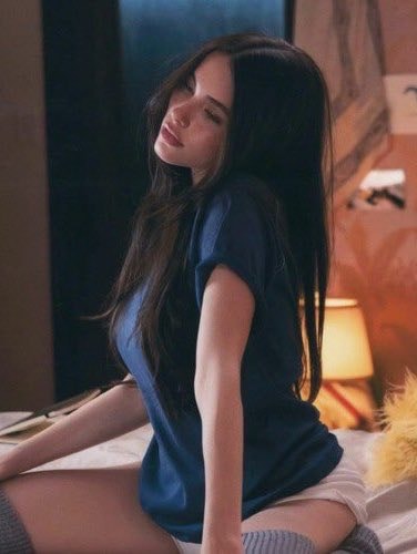 Madison Beer 500M Spotify (photo 1 of 2) Madison Beer 500M Spotify (photo 1 of 2)