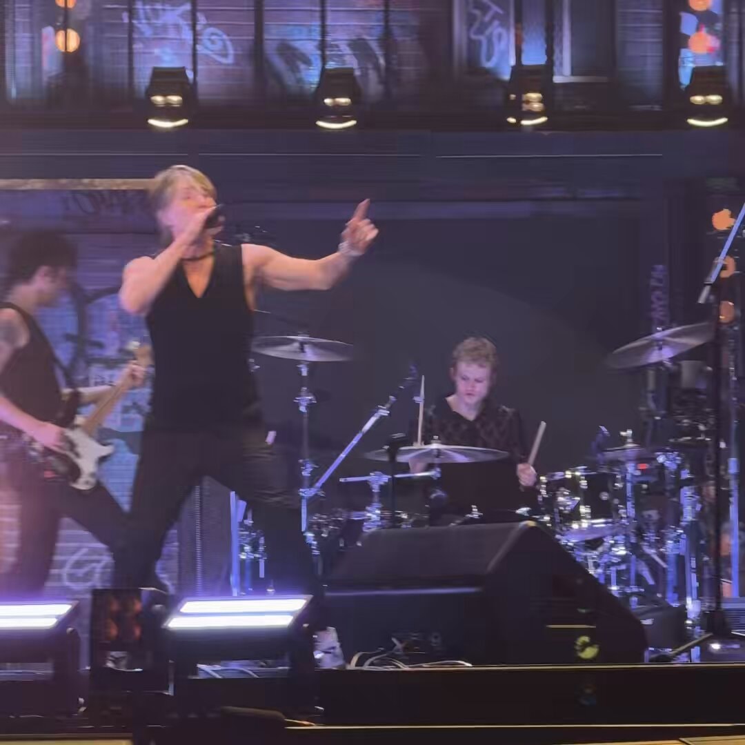 sombr and John Rzeznik perform Iris in Orlando