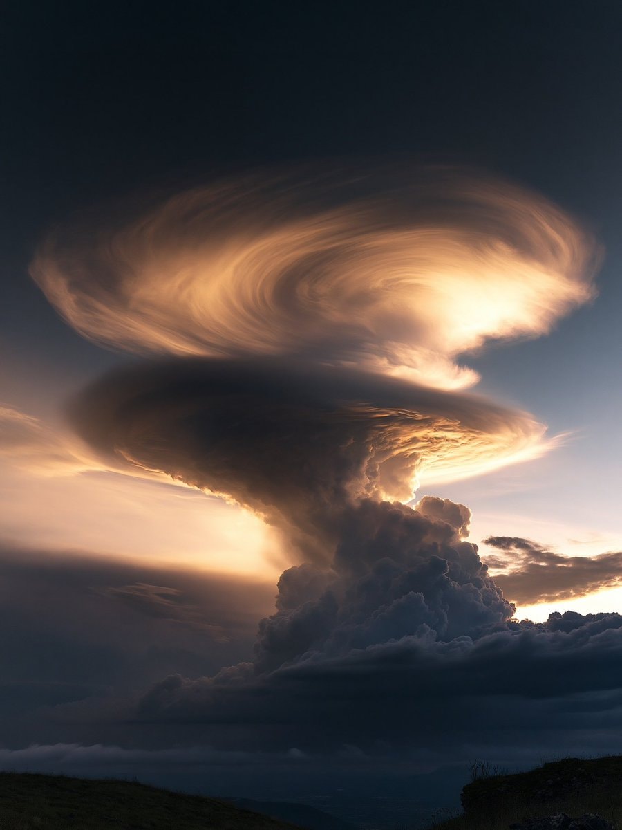 Dramatic lenticular cloud painting