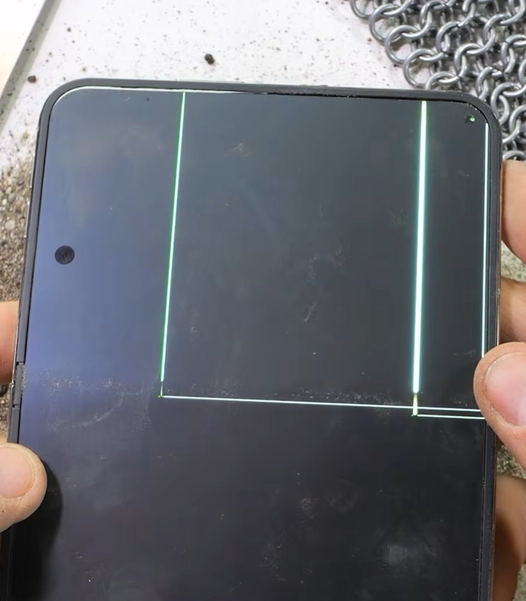 iPhone Duo fails JerryRigEverything durability test (photo 2 of 2)