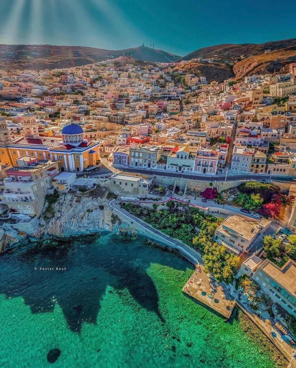 Colorful hillside town by blue sea (photo 3 of 4)