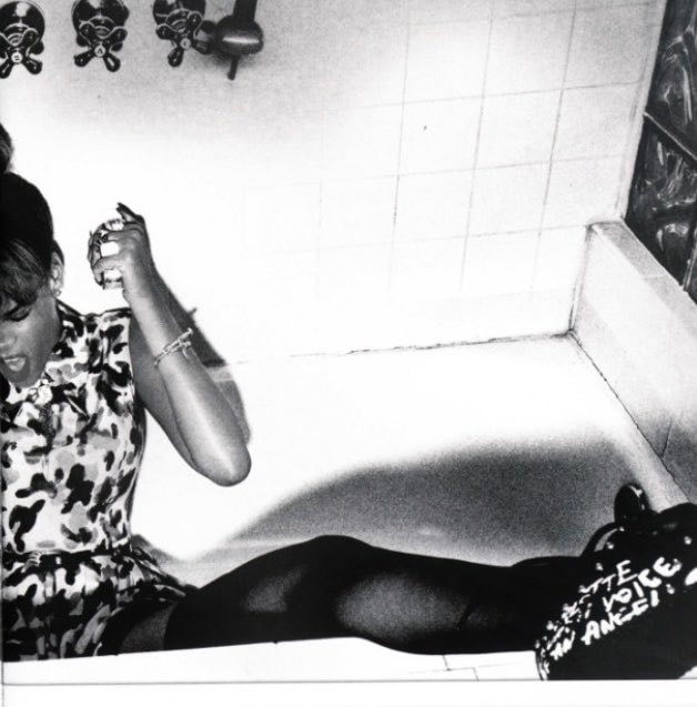 party bathroom vibes (photo 4 of 4)