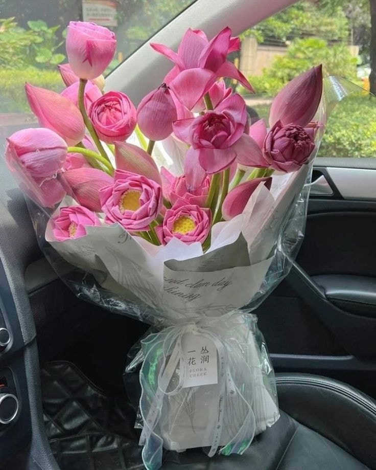 Lotus flowers in basket (photo 3 of 4)
