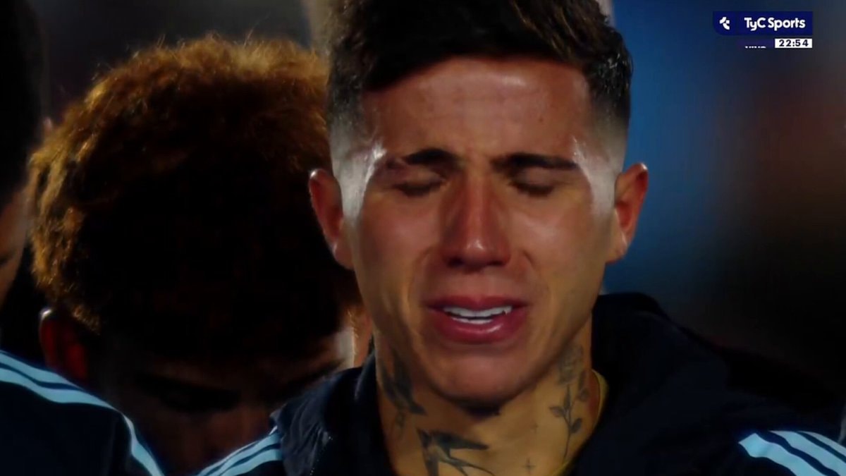 Enzo Fernandez and Messi moment