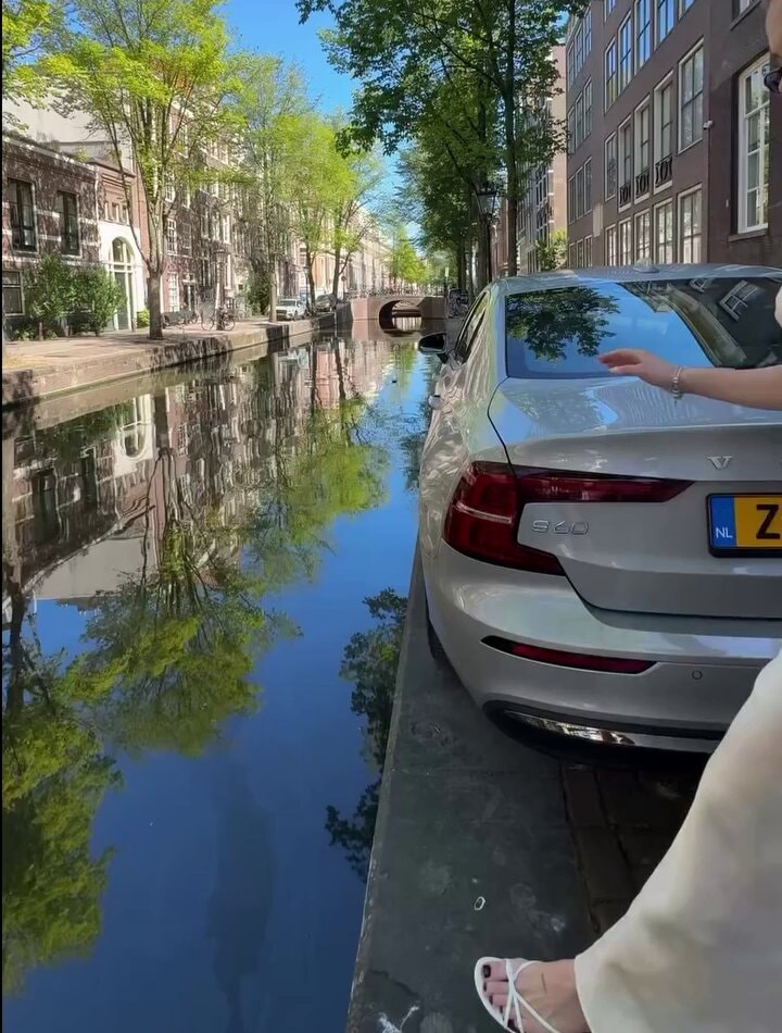 Amsterdam car door tip