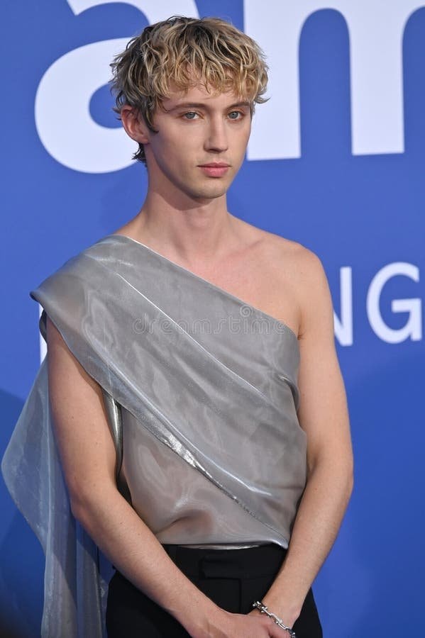 Troye Sivan face card edit 🏳️‍🌈 (photo 2 of 2)