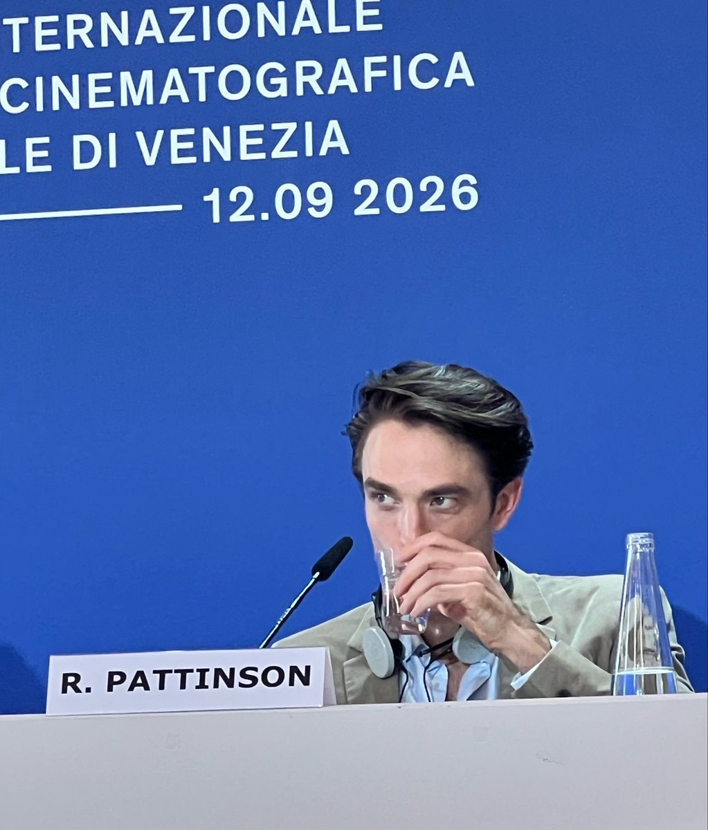 Robert Pattinson PRIMETIME press conference Venice (photo 2 of 2)