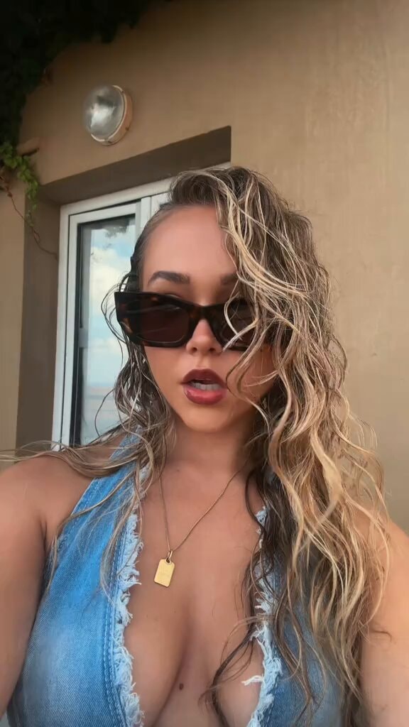 Ellie Dadd hot moment