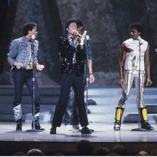Michael Jackson Blue Jacket Stage Performance (photo 4 of 4)