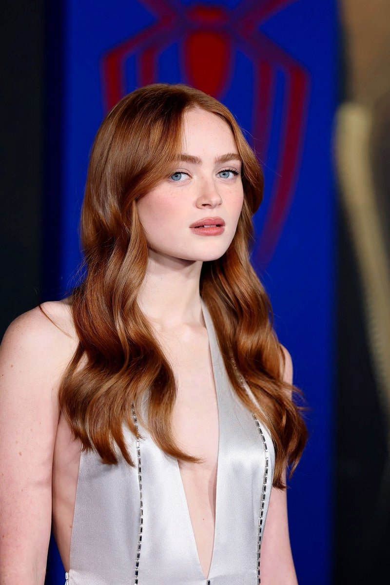 Glamorous red carpet moment (photo 2 of 4)