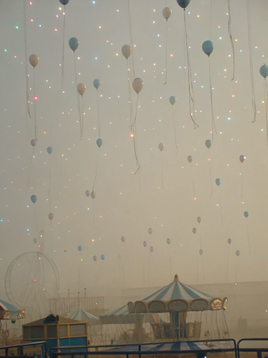 amusement park festive scene (photo 3 of 4)