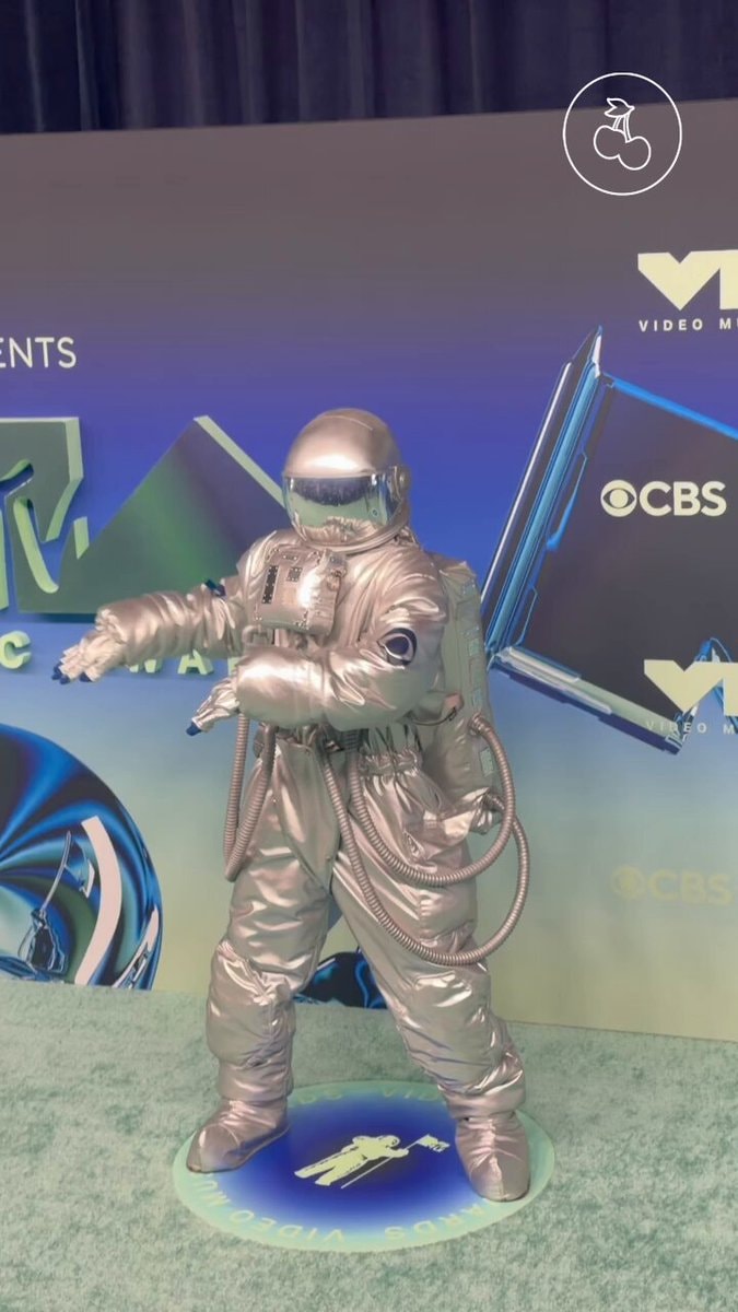 moon person at VMAs