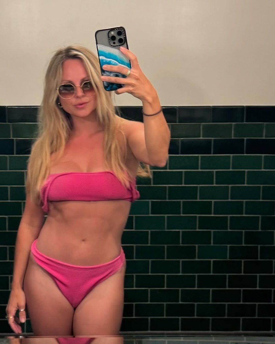 Tina O'Brien mirror selfie