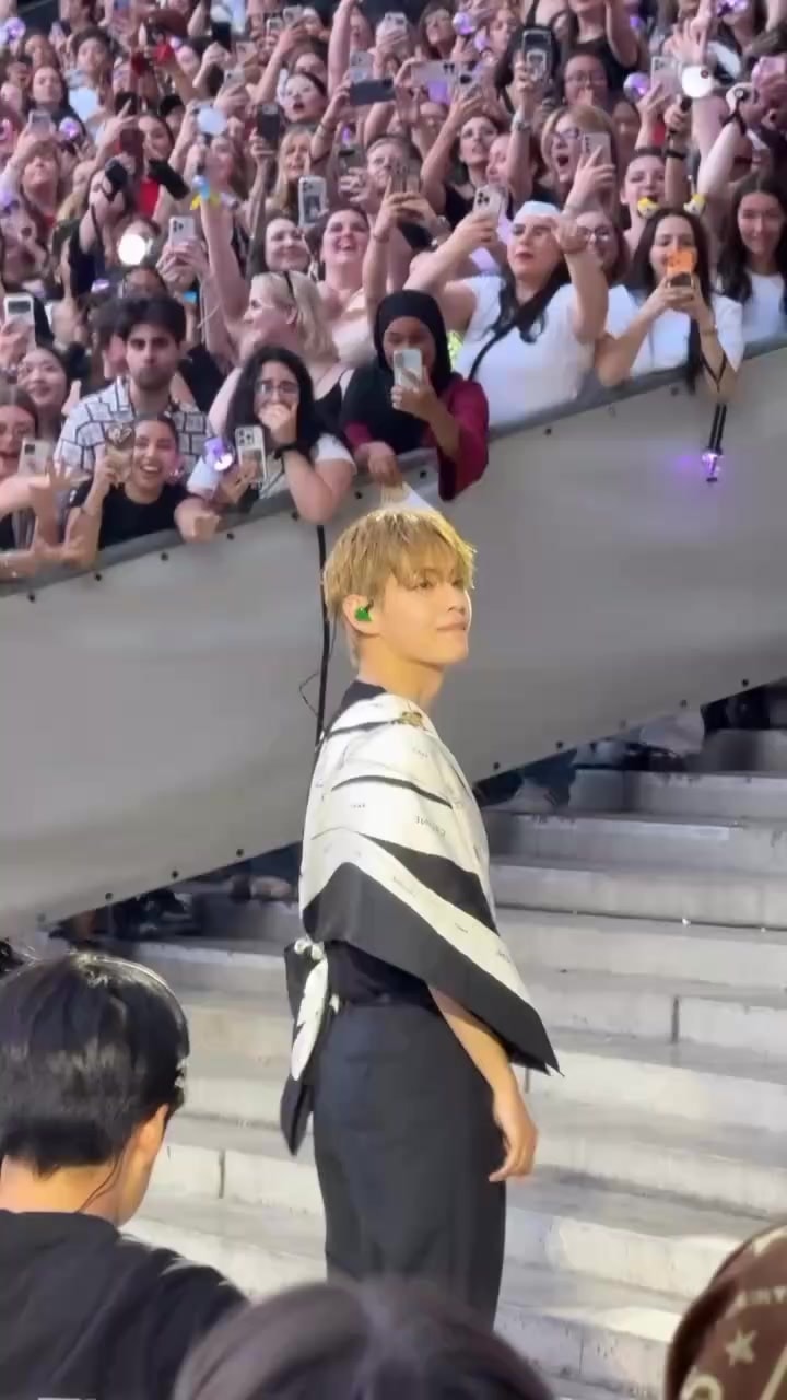 BTS V concert moment 🫠