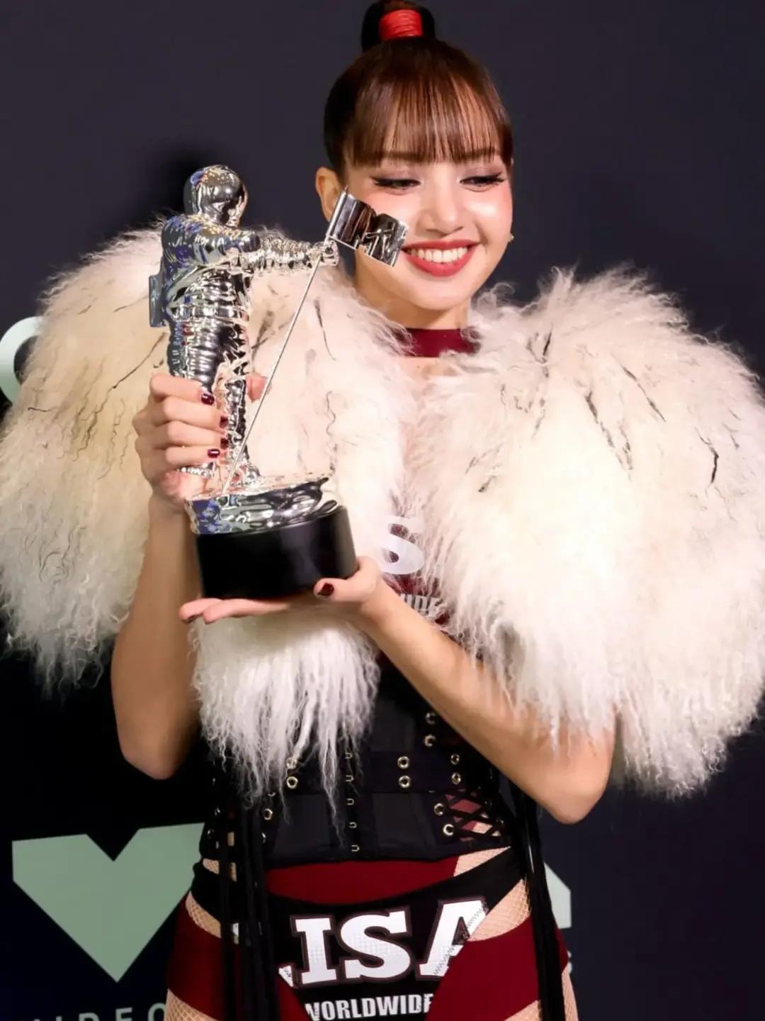 Lisa first SEA artist to win Best Pop and Best K-Pop (photo 2 of 4)