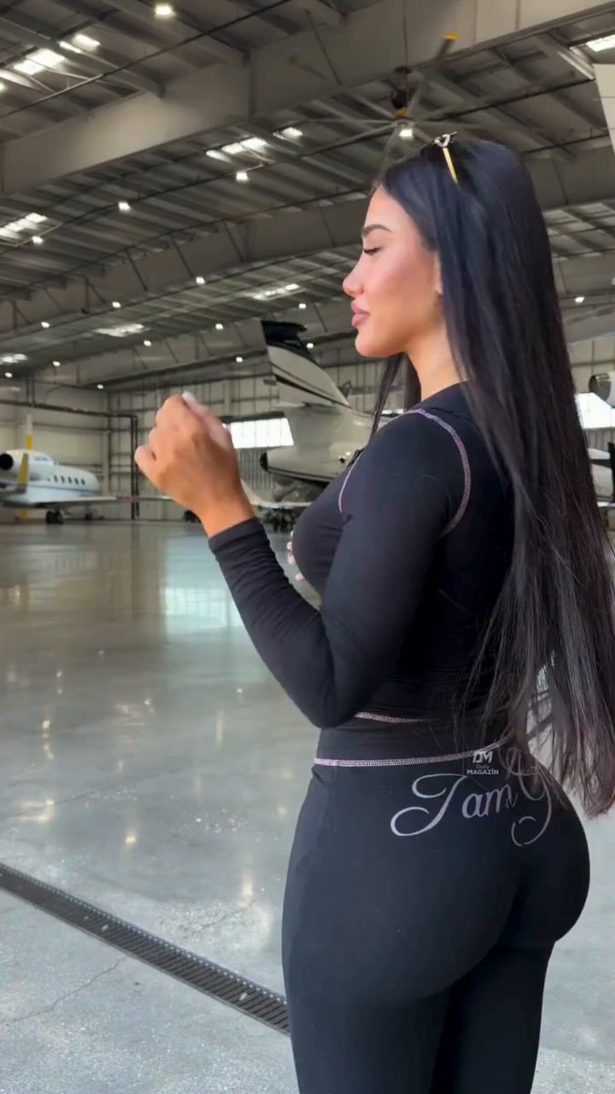 Ester Bron private jet tights