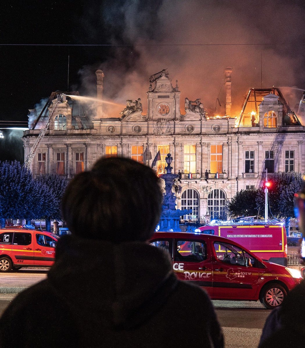 Limoges Town Hall before and after protests (photo 3 of 4)