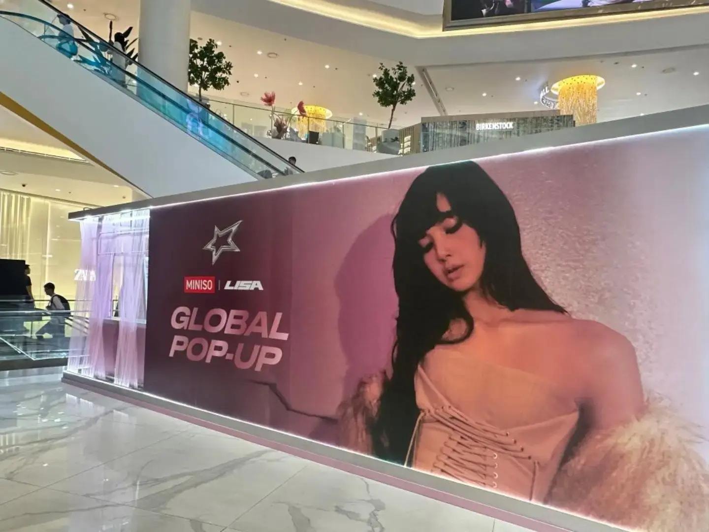 MINISO LISA GLOBAL POP-UP (photo 1 of 4)
