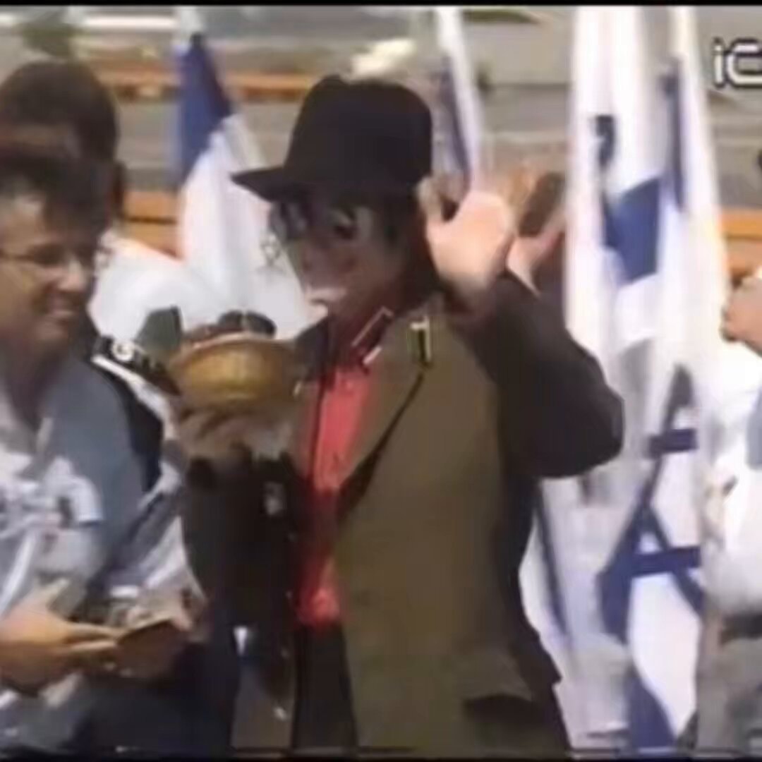 Michael Jackson arrives in Israel 1993