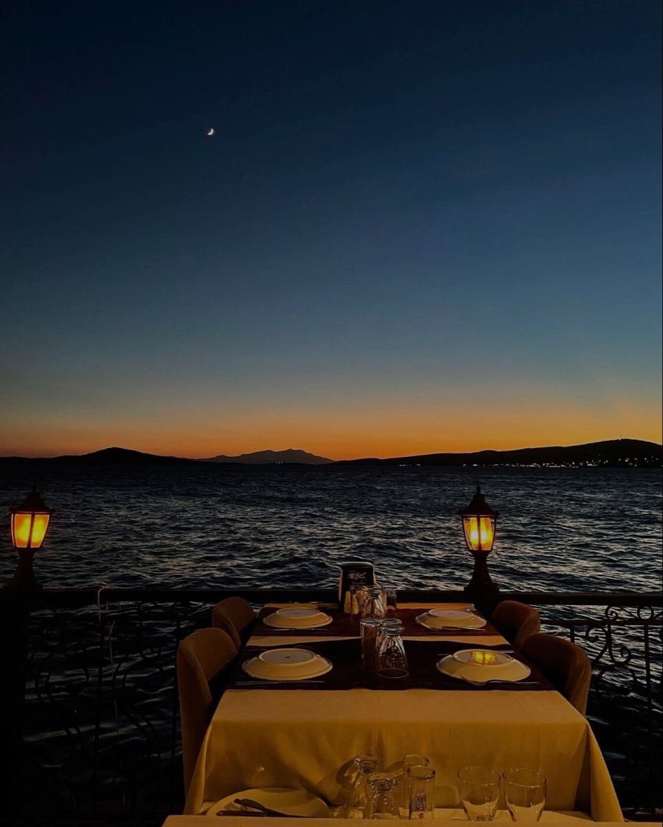 Romantic sunset dinner date (photo 4 of 4)