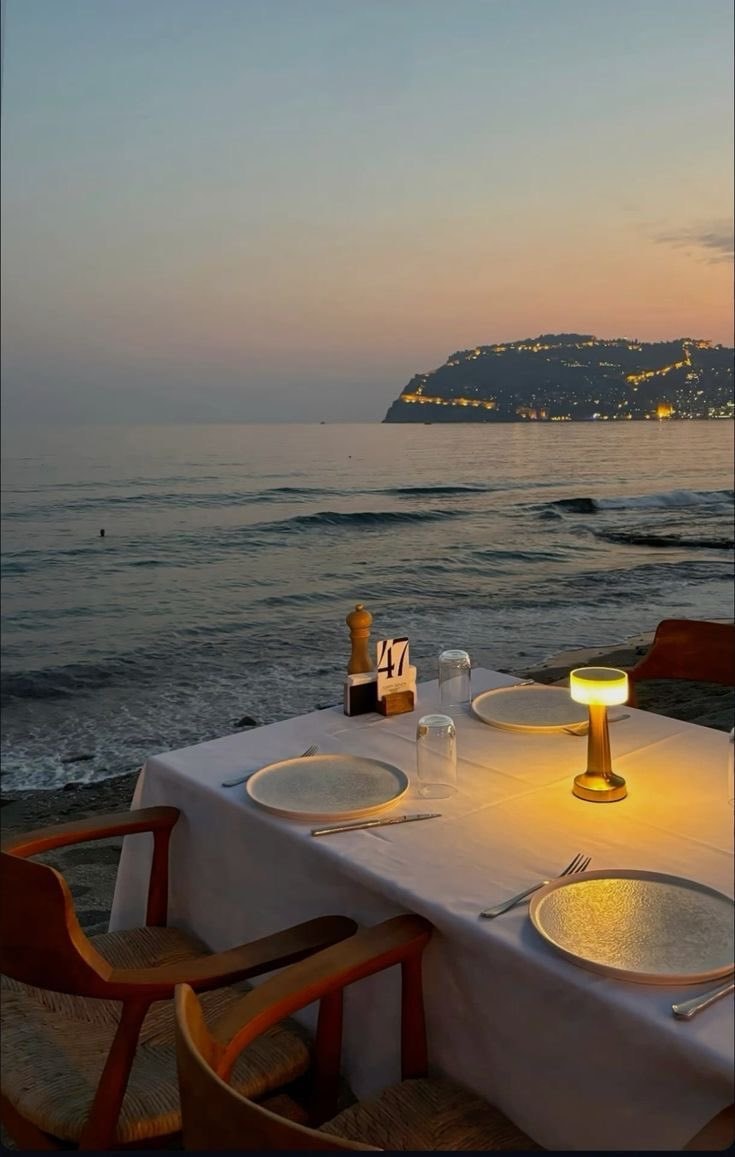 Romantic sunset dinner date (photo 2 of 4)
