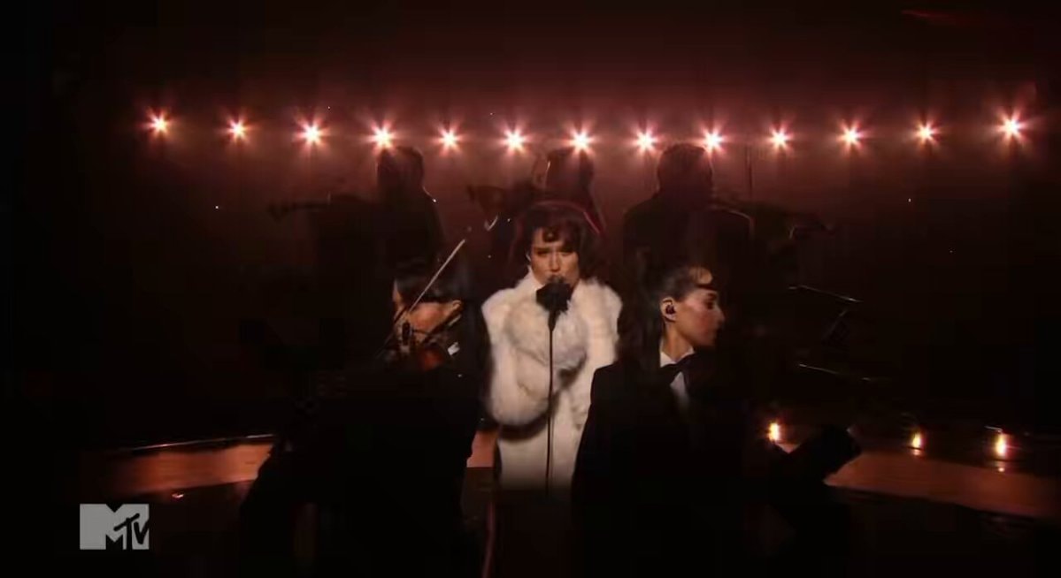 RAYE VMAs performance