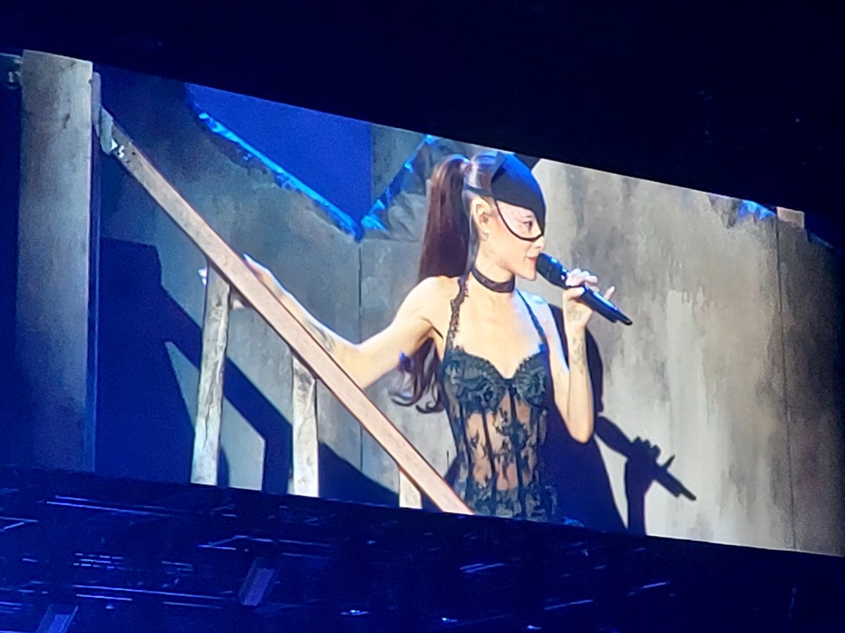 Ariana Grande London concert flawless (photo 2 of 2)