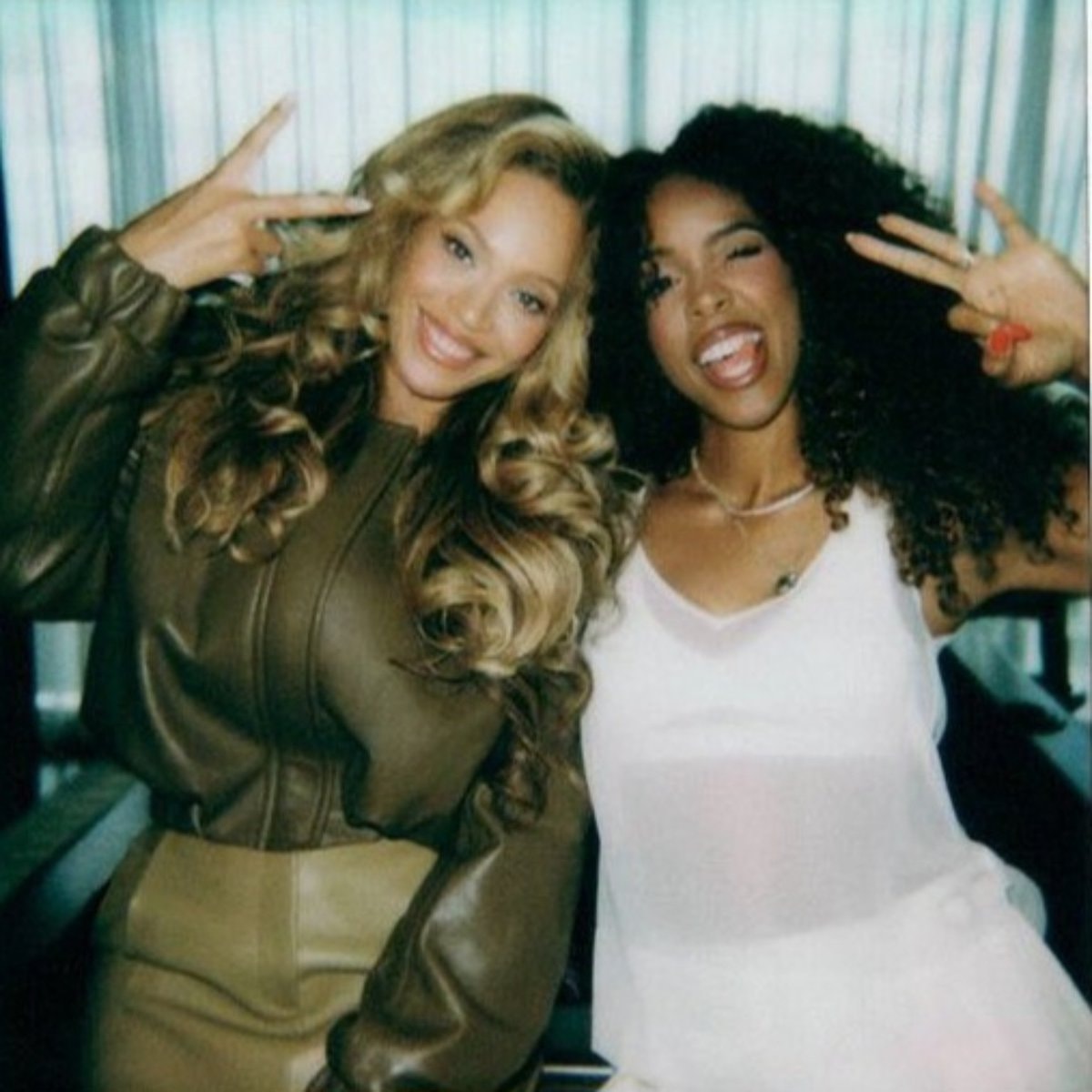 Beyoncé and Kelly Rowland moment Beyoncé and Kelly Rowland moment