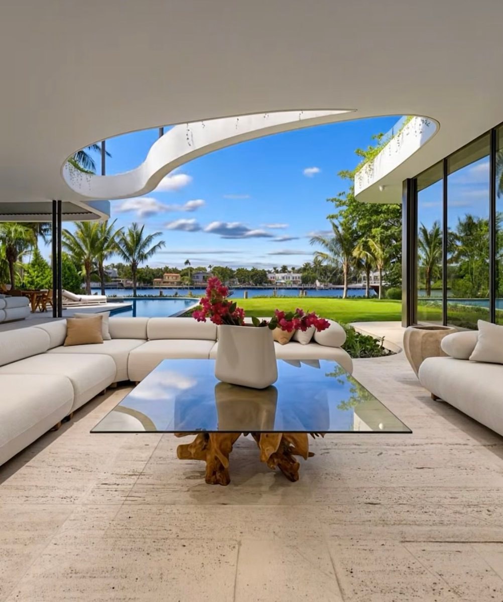 Luxury mansion with pool and sunset (photo 4 of 4)