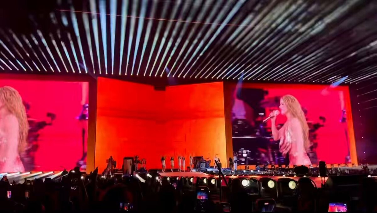 Shakira live performance 🔥