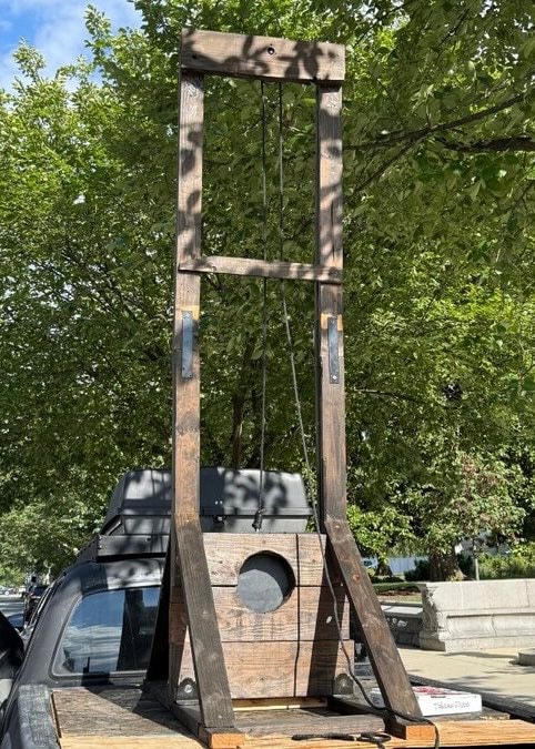 Guillotine arrest near Supreme Court