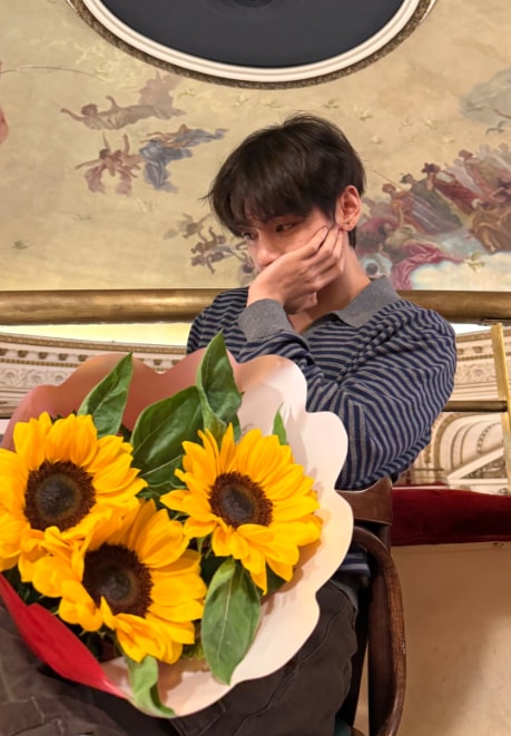Taehyung Twitter photos (photo 2 of 2)