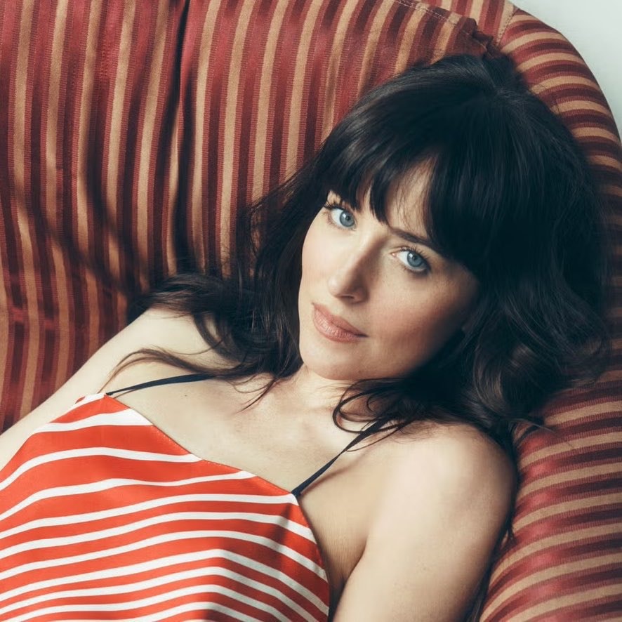 Dakota Johnson hosting SNL