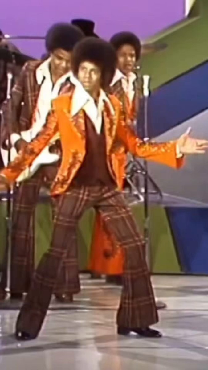 Michael Jackson Dancing Machine performance