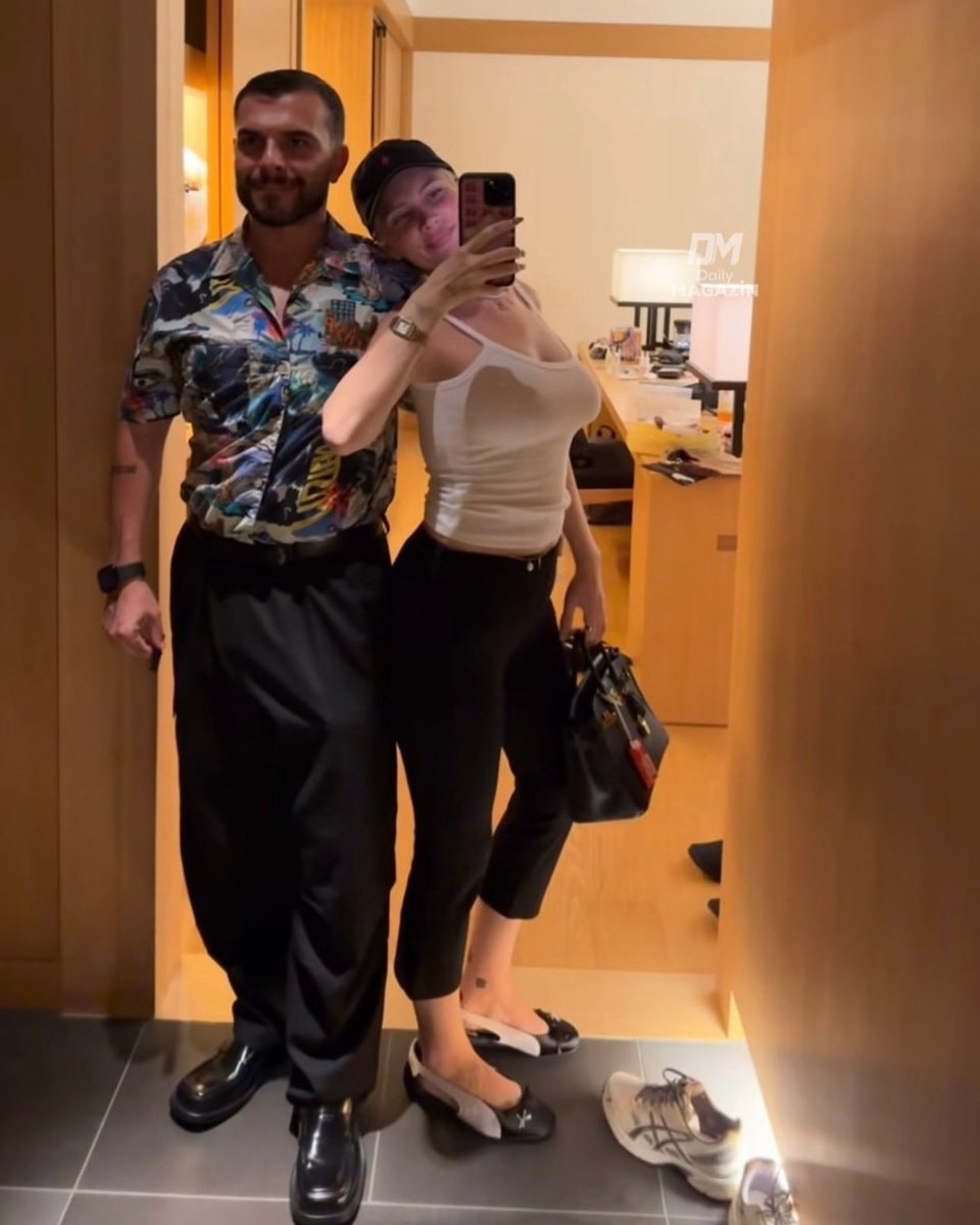 Şazer Altındoğan Ali Biçim mirror selfie (photo 2 of 2)