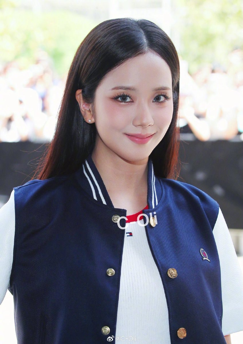 JISOO at Tommy Hilfiger New York (photo 2 of 2)