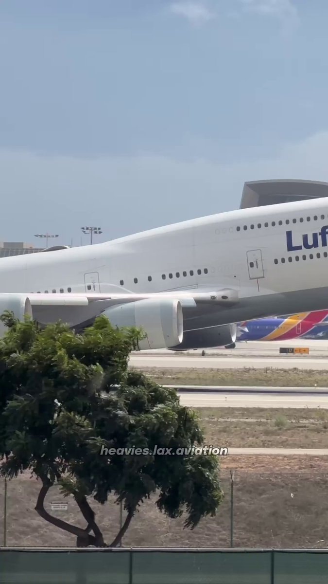 Lufthansa Boeing 747 go-around at LAX