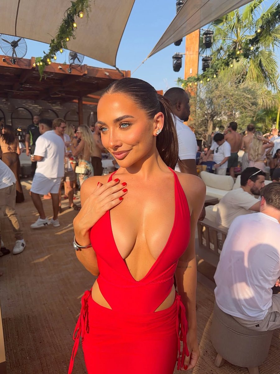 Saffron Barker 🔥🔥 (photo 2 of 4)