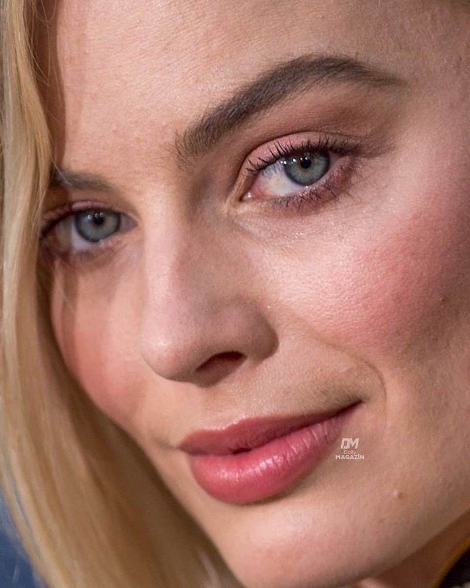 Margot Robbie paparazzi close-ups (photo 2 of 2)