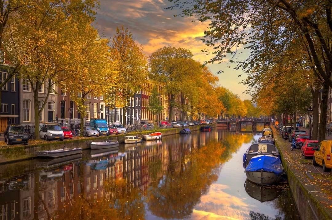 Amsterdam canal autumn (photo 2 of 4)