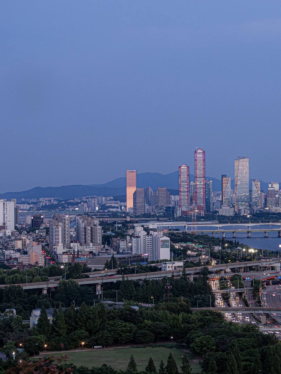 Yeouido Seoul night skyline (photo 3 of 4)