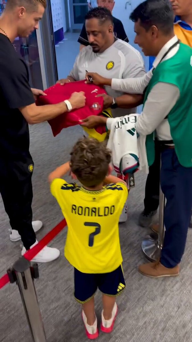 Cristiano Ronaldo REAL MADRID jersey signing Cristiano Ronaldo REAL MADRID jersey signing