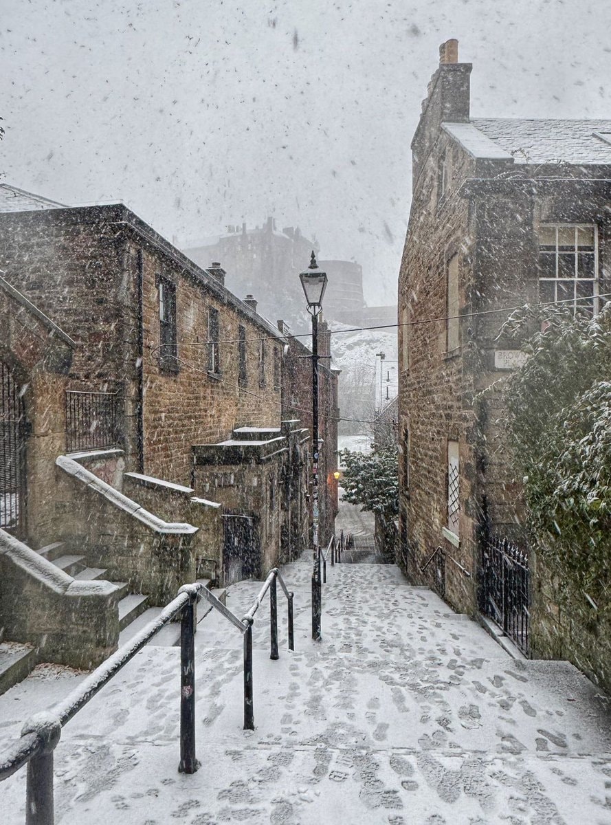 Edinburgh winter scene (photo 4 of 4)